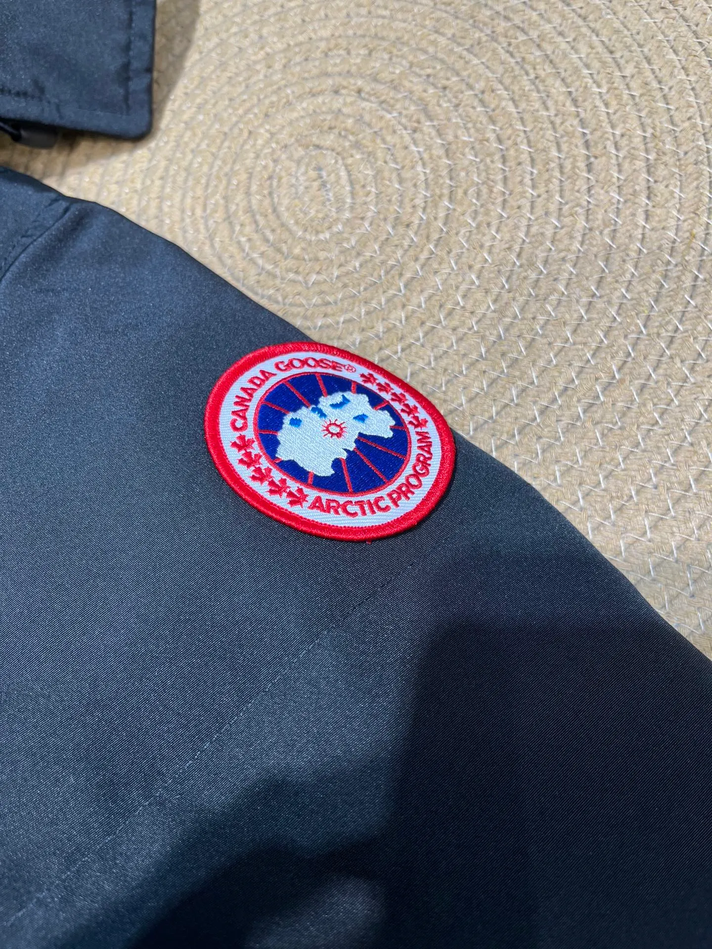 P860 Canada Goose Canada # Expedition04 Parker, a treasure of Canadian origin! Limited supply worldwide! Canada Goose Model 04 is a top-notch couple model, polar cold-proof outdoor series fur collar detachable hooded parka down jacket, the first Goose in 2024. I hope my partners like the top quality, and I hope everyone can evaluate it together! The most popular cool items of the Big Goose family in 2024 are online. The same popular product of Yi Yang Qianxi is said to be a joint limited edition Big Goose that cannot be bought in autumn and winter. If you dislike the sameness of the Big Goose in the past, then this model will definitely give you a different experience! This year's most powerful couple's collection for autumn and winter is online, a top-notch luxurious ready-to-wear style, paired with an outdoor warm down jacket with great style and charm! The most standard and classic items of the Daye family in the past two years are equipped with unique reflective stripes for embellishment, which further shows the high-end fashion performance effect. With the embellishment of hardware buckles, it has excellent performance effect. The upper body is clean, simple and elegant, even for urban leisure. It is suitable for various occasions. Designed with large pockets, this model has a large capacity and is equipped with reflective stripes, making it safer at night. It is suitable for various adventure activities. It is made of windproof and waterproof technical materials. The interior is filled with full white duck down, which is absolutely cold-proof and warm. It also has a stand-up collar design and fine fluff at the collar, with meticulous attention to detail! The charm of this model is also more spiritual, and the upper body has more temperament and specifications. It perfectly shows the ultra-high standard of fashionable performance of this model, integrating outdoor and life, and you can even create high-street wear! The most pinnacle limited-edition goose that we have presented so far, both in terms of design and detailed materials, it is completely outstanding. The grand and evergreen version design is matched with cool reflective elements. The overall appearance can be said to be quite high, and it has that kind of powerful outdoor performance! It combines high-end casual attributes with high-street style. It is high-grade, domineering, warm, and beautiful. The visibility of the upper body is quite strong, and the configuration of the owl element is highly brand-recognizable. It fully complements the overall brand performance and visual effects, and also has the high-end sense of fashion and fashionable performance. It is a must-buy product because it is the most awesome down brand on the planet and one of Canada's three national treasure brands. It is also a sentimental down luxury brand. In the field of polar cold-proof clothing, Goose has made an irreplaceable contribution... Size: xs s m l xl